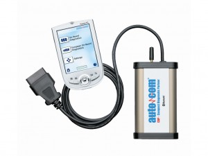 AUTOCOM CDP - wielomarkowy tester diagnostyczny, to małogabarytowy i łatwy w użyciu ręczny tester diagnostyczny. Przy pomocy diagnostyki szeregowej (OBD/OBDII/eOBD) można odczytać i wykasować kody usterek, odczytać parametry bieżące (rzeczywiste) układów, skasować kontrolki serwisowe, itd. Komunikacja testera diagnostycznego CDP – palmtop (ew. komputer PC) oparta jest na systemie bluetooth. Pozwala to na bezprzewodową pracę z urządzeniem w odległości do 10 metrów od samochodu
